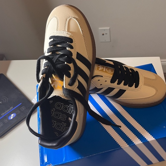 NWT Women's Adidas Tan and Black Casual Samba Style Sneakers Size 6.5 (7) - Picture 2 of 6